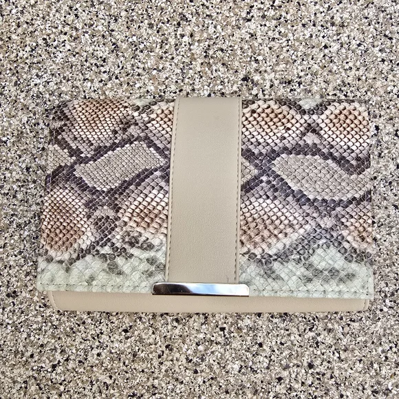 NWT Cruise Club Small Beige Clutch/Crossbody with Textured Snake Print Design - Picture 3 of 11